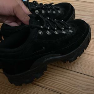 Nike Lahar Low 'Triple Black'